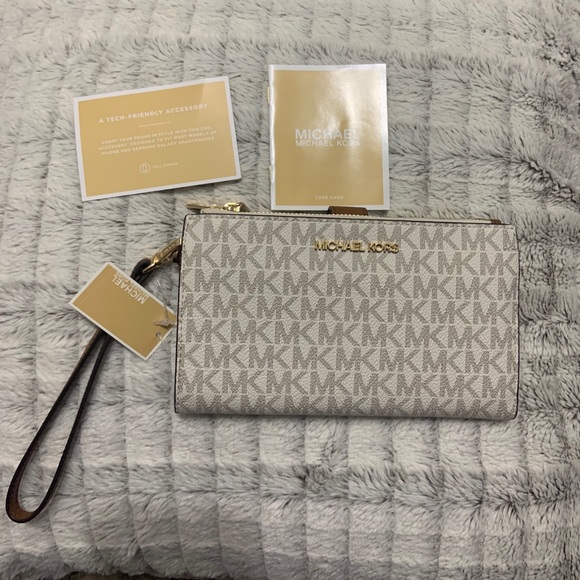 Michael Kors Handbags - Michael Kors Jet Set Travel Vanilla Wallet